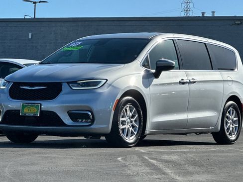 Used 2023 Chrysler Pacifica Touring-L FWD image 9