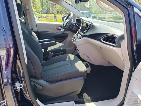 Used 2017 Chrysler Pacifica Touring FWD image 16