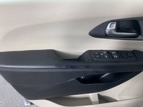 Used 2021 Chrysler Pacifica Touring-L FWD image 14