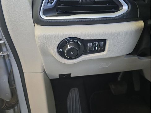 Used 2023 Chrysler Pacifica Touring-L FWD image 10