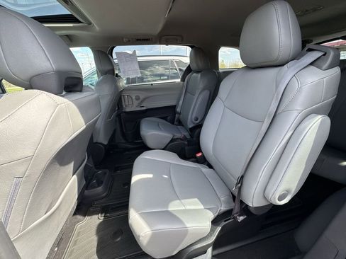 Used 2023 Toyota Sienna XLE w/ XLE Plus Package image 30