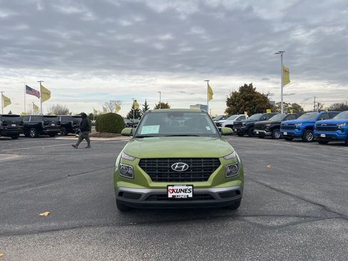 Used 2022 Hyundai Venue SE image 2
