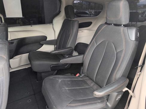 Used 2018 Chrysler Pacifica Touring Plus FWD image 10