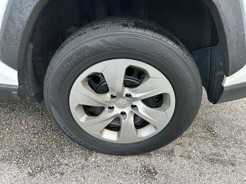 Used 2021 Toyota RAV4 LE image 9