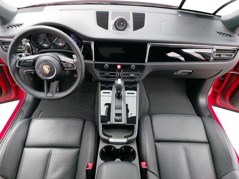 Used 2025 Porsche Macan image 11