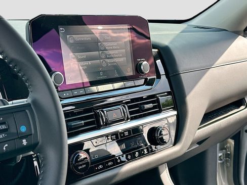 New 2025 Nissan Pathfinder SV image 10