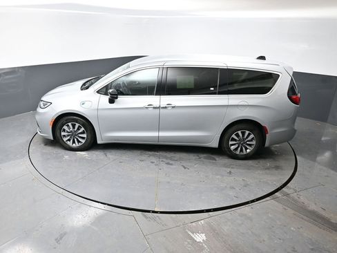 Used 2024 Chrysler Pacifica Limited FWD image 45