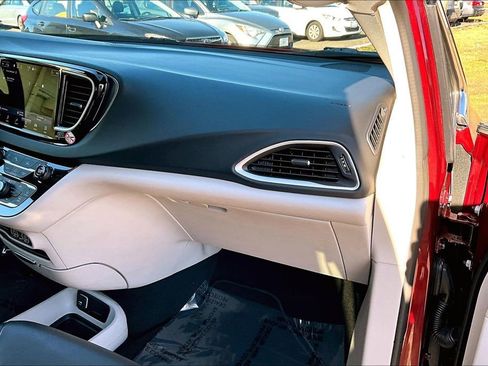 Used 2023 Chrysler Pacifica Touring-L FWD image 20