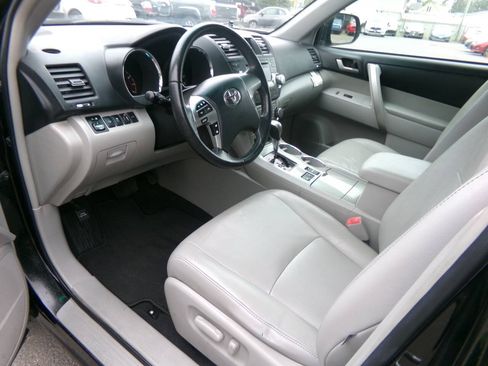 Used 2012 Toyota Highlander SE w/ Tow Pkg AWD/4WD image 14