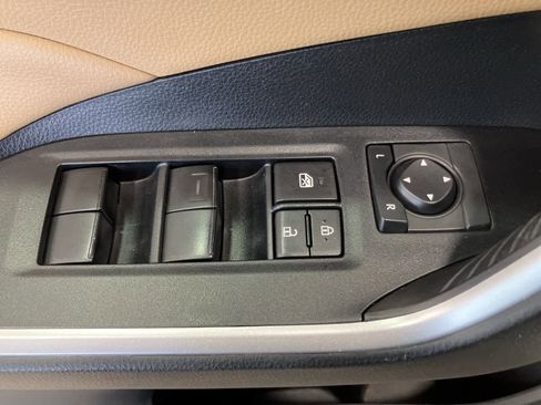 Used 2022 Toyota RAV4 LE image 12