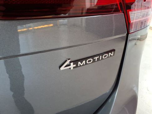 Used 2024 Volkswagen Tiguan SE w/ Panoramic Sunroof Package image 18