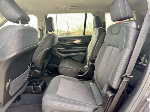 Used 2023 Jeep Grand Cherokee L Laredo image 11