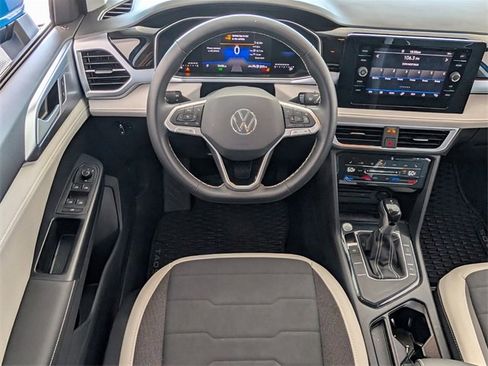 Used 2025 Volkswagen Taos SE w/ Black Wheel Package image 7