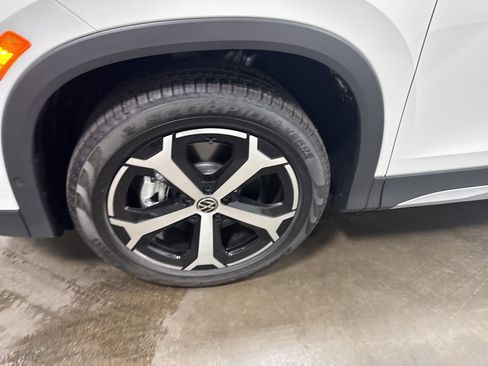 New 2025 Volkswagen Tiguan SE image 9