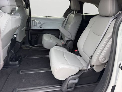 Used 2025 Toyota Sienna XLE AWD/4WD image 12