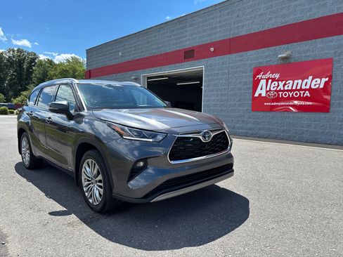 Used 2024 Toyota Highlander Platinum AWD/4WD image 1