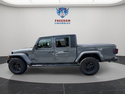 Used 2022 Jeep Gladiator Sport AWD/4WD image 3