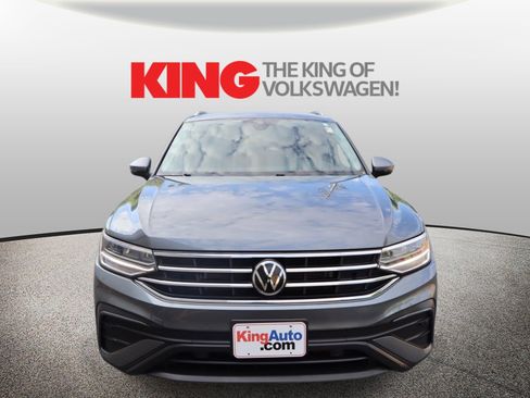 Certified 2022 Volkswagen Tiguan SE w/ Panoramic Sunroof Package AWD/4WD image 9