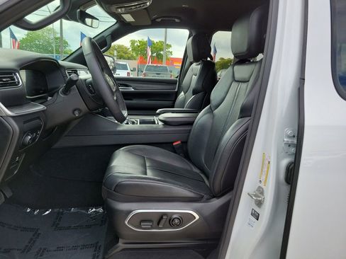 Used 2024 Jeep Wagoneer L Series II w/ Flexible Seating Group AWD/4WD image 15
