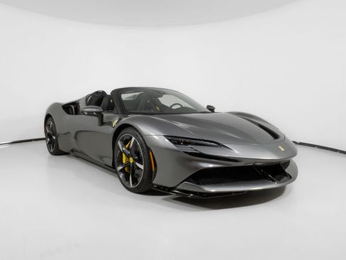 Used 2022 Ferrari SF90 Spider image 11