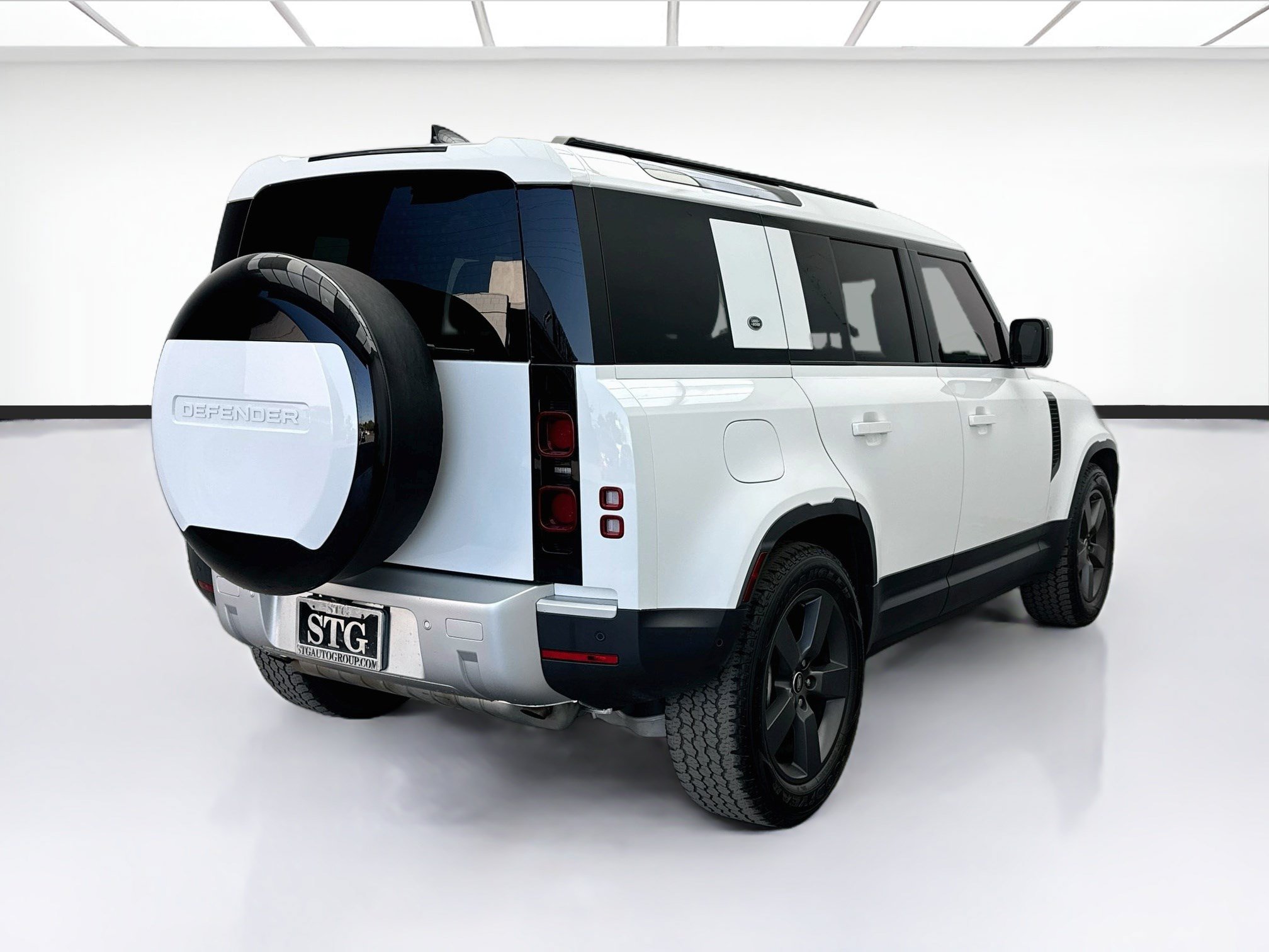 Used 2024 Land Rover Defender 110 S AWD/4WD image 4