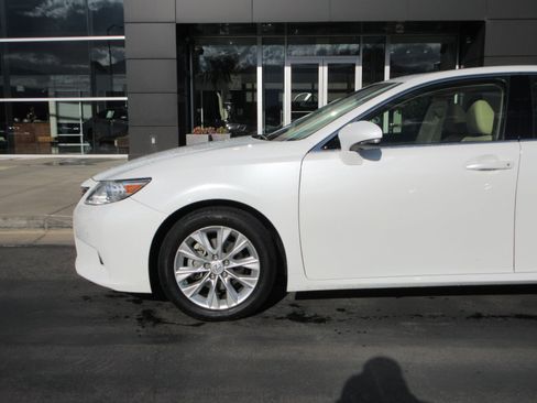 Used 2013 Lexus ES 300h w/ Luxury Pkg FWD image 2