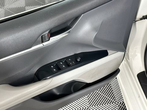 Used 2018 Toyota Camry SE FWD image 13
