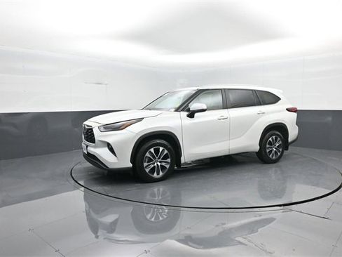 Used 2023 Toyota Highlander L image 4