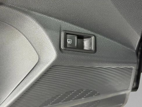 Used 2022 Volkswagen Taos SE w/ Panoramic Sunroof Package FWD image 27
