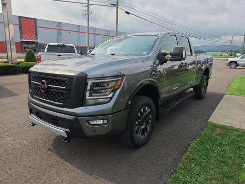 Used 2023 Nissan Titan PRO-4X AWD/4WD image 8