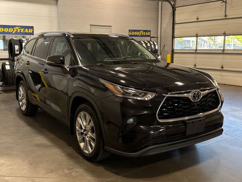 Used 2020 Toyota Highlander Limited image 3