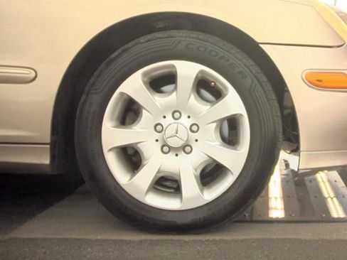 Used 2005 Mercedes-Benz C 320 Sedan w/ Sunroof Pkg image 9