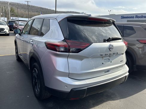Used 2025 Nissan Rogue SV image 6