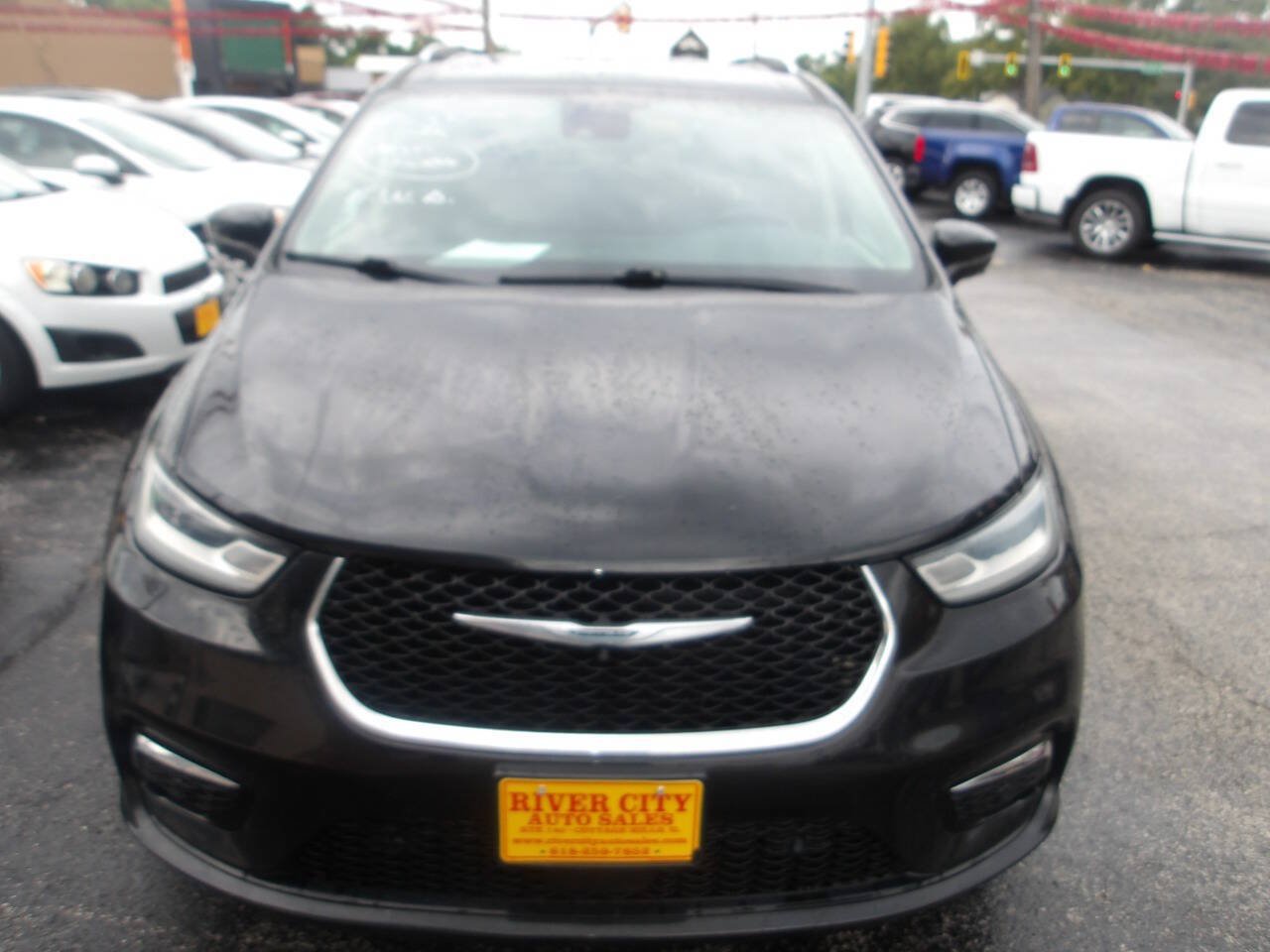 Used 2021 Chrysler Pacifica Touring-L w/ Uconnect Theater Family Group AWD/4WD image 2