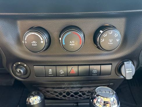 Used 2016 Jeep Wrangler Unlimited Sahara w/ Connectivity Group AWD/4WD image 27