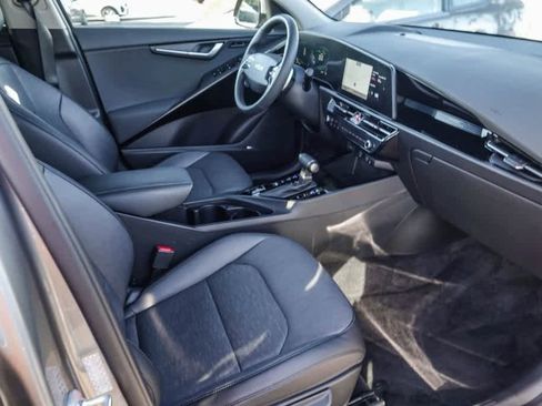 Used 2023 Kia Niro SX Touring image 15