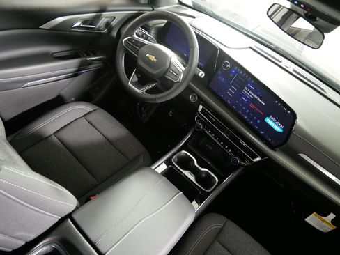 Used 2025 Chevrolet Traverse LT image 9