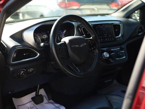 Used 2019 Chrysler Pacifica Touring-L w/ Advanced Safetytec Group FWD image 14