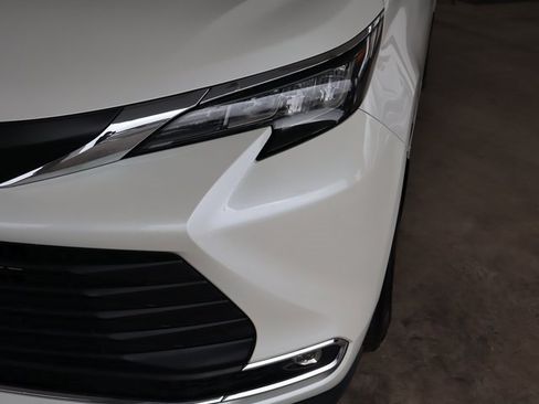 Used 2021 Toyota Sienna XLE image 10