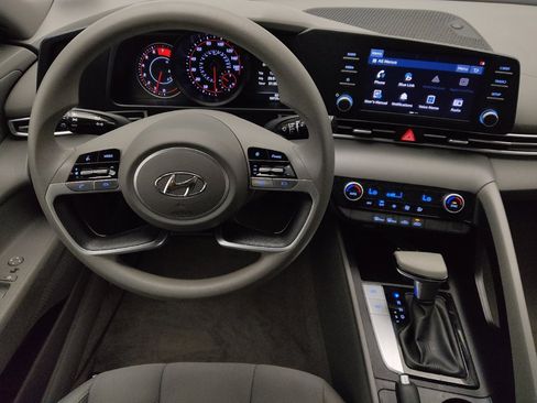 Used 2022 Hyundai Elantra SEL image 22