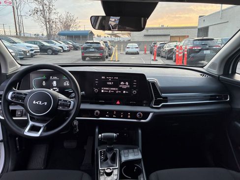 Used 2025 Kia Sportage LX image 32