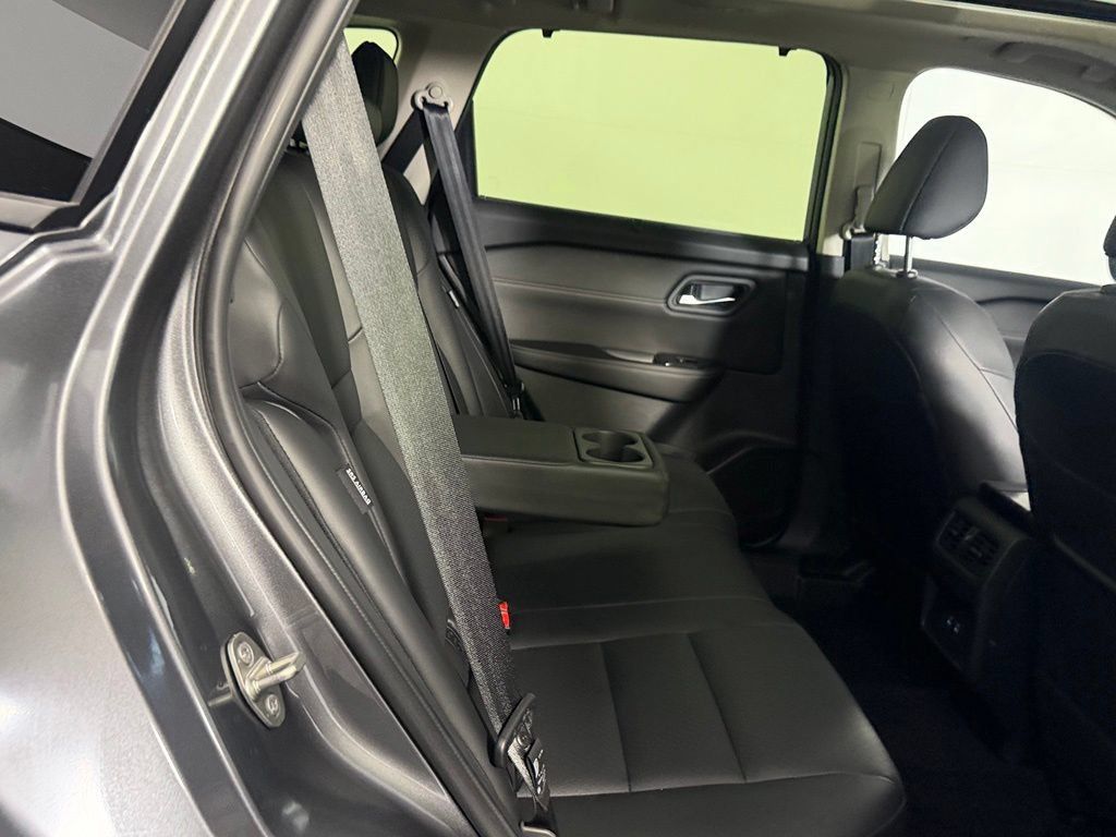 Used 2024 Nissan Rogue SV w/ SV Premium Package AWD/4WD image 18