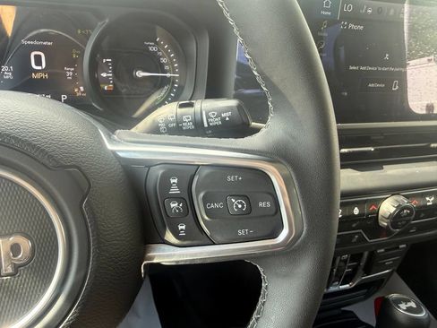 Used 2025 Jeep Wrangler Unlimited Sahara AWD/4WD image 21