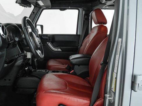 Used 2013 Jeep Wrangler Unlimited Rubicon image 27