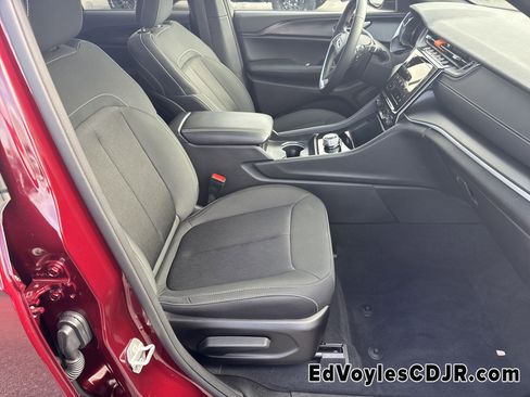 Certified 2025 Jeep Grand Cherokee Laredo X image 17