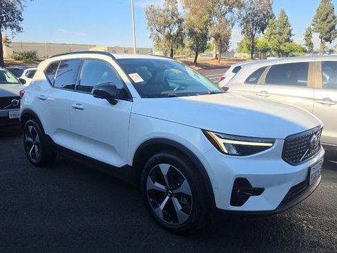 Used 2025 Volvo XC40 B5 Plus AWD/4WD image 1