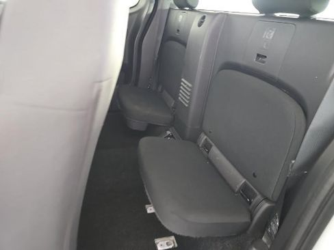 Used 2022 Nissan Frontier S RWD image 6