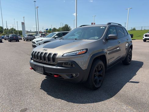 Used 2016 Jeep Cherokee Trailhawk w/ Comfort/Convenience Group AWD/4WD image 1