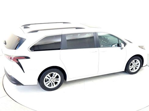 Certified 2024 Toyota Sienna XLE w/ XLE Plus Package image 18