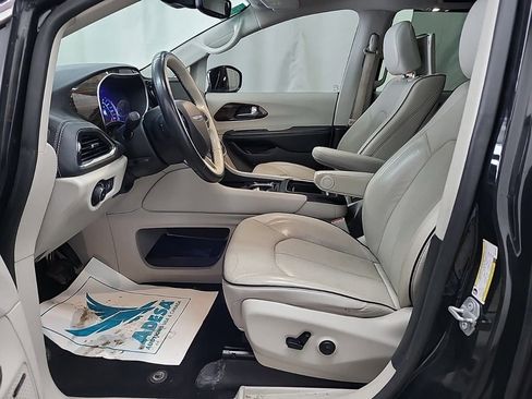 Used 2021 Chrysler Pacifica Limited w/ Uconnect Theater Family Group image 9